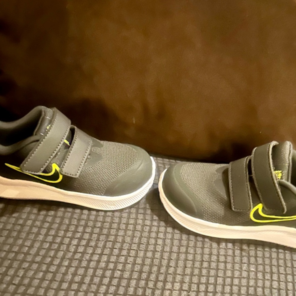 Boys size 7 Nike sneakers